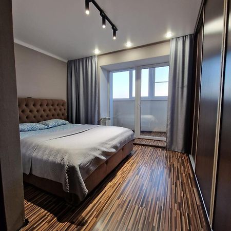 Apartment On Republic Square Ustʼ-Kamenogorsk Exterior foto